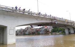 Vứt xe máy trên cầu, cô gái trẻ nhảy sông Tam Bạc mất tích