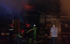 Hải Phòng: Cháy dữ dội 5 nhà, cửa hàng gỗ gần cây xăng