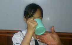 Tin mới nhất vụ giáo viên phạt học sinh uống nước giẻ lau bảng