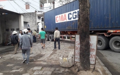 Xe container mất lái, lao thẳng vào nhà dân