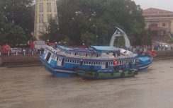 Giải cứu thành công tàu mắc kẹt ra khỏi cầu ở Bình Thuận