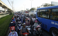 Kẹt xe trên Xa lộ Hà Nội, giao thông hỗn loạn