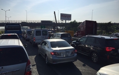 Kẹt xe nghiêm trọng trên cao tốc Long Thành-Dầu Giây sau tai nạn