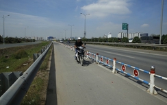 Người dân vui mừng đi xe máy trên cao tốc Long Thành-Dầu Giây