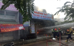 Hỏa hoạn thiêu rụi quán nhậu trên đường Phạm Văn Đồng