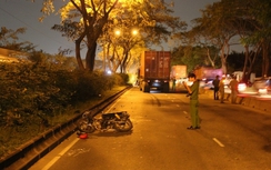 TP.HCM: Chạy vào làn ôtô, một người bị container tông nguy kịch