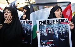 Biểu tình phản đối và dọa kiện tạp chí Charlie Hebdo