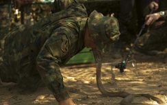 Xem binh sỹ uống máu rắn trong tập trận Hổ mang vàng
