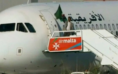 Video: Không tặc máy bay Lybia giương cờ đầu hàng