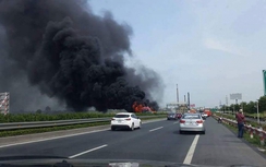 Xe khách cháy dữ dội trên cao tốc Pháp Vân, ùn tắc kéo dài
