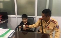 CSGT Hà Nội giúp bé trai 4 tuổi bị lạc về với gia đình