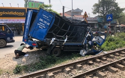 Hà Nội: Va chạm với tàu hoả, tài xế xe tải nhập viện