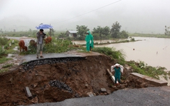 Đắk Lắk: Sử dụng ca no "đặc chủng" đưa dân qua vùng ngập lụt