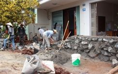 Đường mới cao hơn nền nhà: Dân bỏ tiền xây tường chặn bùn, nước