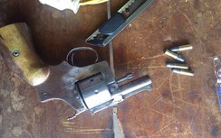 CSGT tóm gọn hai thanh niên mang theo súng