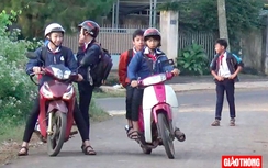 Video: Học sinh THCS vô tư điều khiển xe máy đến trường