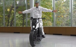 Honda chế tạo mô tô tự cân bằng