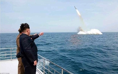 Kim Jong-un trực tiếp bấm nút phóng 3 tên lửa