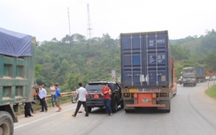 Lạng Sơn: Xe biển đỏ va chạm xe container, QL 1A ùn tắc