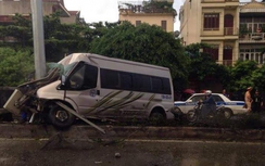 Quảng Ninh: Xe khách đâm cột điện, 8 người thương vong