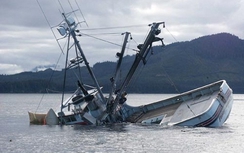 Tàu chở dầu bị đắm, hai thuyền viên may mắn thoát nạn