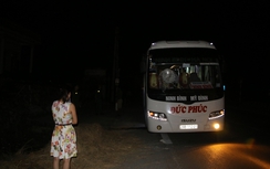 Xe khách liên tiếp bị ném đá trong đêm ở Hà Nam