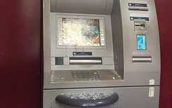 Ngáo đá, người đàn ông đập hỏng 2 cây ATM trong đêm