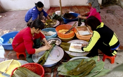 Độc đáo bánh chưng làng Vân gói bằng lá Chít ở Bắc Giang