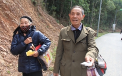 Cặp vợ chồng già chạy xe cả trăm cây số hành hương Yên Tử