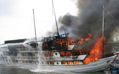 Lại cháy du thuyền trên vịnh Hạ Long