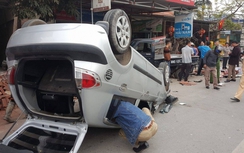 Hưng Yên: Đi lễ chùa về, ô tô con gặp nạn lật chổng vó