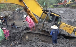 Cận cảnh giải cứu "khủng long" 85 tấn ngập bùn ở Quảng Ninh