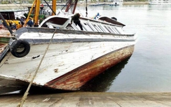 Tàu du lịch bị đắm ngay Cảng quốc tế Tuần Châu