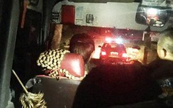 CSGT dẫn xe khách hỏng đèn trong đêm, cứu nhiều người khỏi nguy hiểm