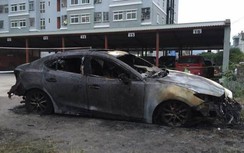 Xe Mazda 3 bất ngờ bốc cháy khi đang đỗ trong sân