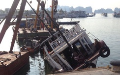 Tàu du lịch chìm ở cảng Tuần Châu, 3 người thoát nạn
