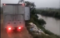Video: Xe tải thùng kín xả rác thẳng xuống sông Hồng