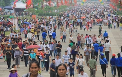 Hàng nghìn người gánh lễ, bế con nhỏ đổ về Đền Hùng