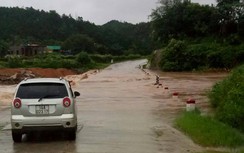 Quảng Ninh: Mưa lớn chia cắt giao thông, dân di dời khẩn cấp