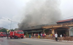 Cháy lớn thiêu rụi 5 quán karaoke ở Quảng Ninh