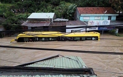 Nhiều địa phương Phú Yên ngập sâu, thủy điện tăng xả lũ