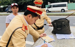 Xử nghiêm xe hợp đồng vô tư chở khách lẻ tuyến Đà Nẵng-Huế