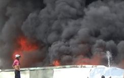 Bình Dương: Cháy lớn kho phế liệu, hai nhà dân cùng “chịu trận”