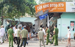 Bình Dương: Xe đầu kéo đâm sập cửa hàng điện thoại