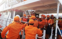 Tàu SAR 272 ứng cứu thuyền viên nôn ra máu, nguy hiểm tính mạng