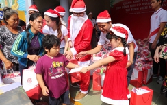 Mang Giáng sinh ấm áp đến các cháu nhỏ bệnh viện Nhi Đồng 1