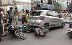 Ô tô "điên" lùi cuốn 3 xe máy vào gầm, nhiều người bị thương
