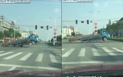 Video: Xe tải chở hàng quá khổ, liên tục 'bập bênh' giữa đường