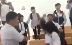 Phẫn nộ nam sinh tát bạn gái trong lớp học ở Sơn La