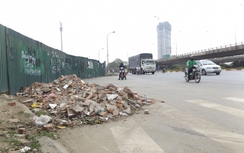 Cận cảnh phế thải "ngập" đường gom đại lộ Thăng Long
